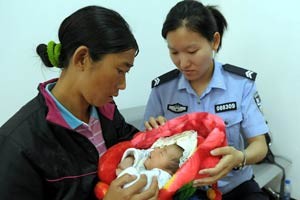 Phá đường dây buôn bán trẻ em, bắt hơn 1.000 đối tượng Cảnh sát Trung Quốc đã giải cứu được 382 em bé khi triệt phá các đường dây buôn bán trẻ em.
