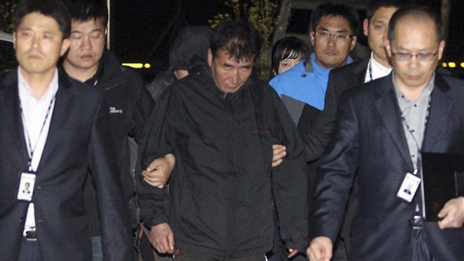 Thuyền trưởng phà Sewol có thể bị tù chung thân Thuyền trưởng Lee bị bắt giữ trước đó (Ảnh: Telegraph)