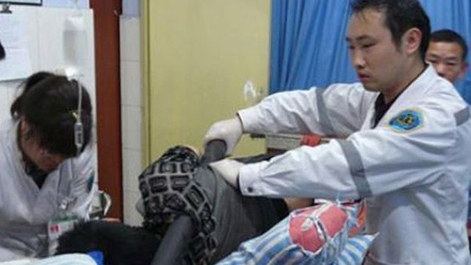 Rơi từ tầng 5, cột xuyên qua người vẫn sống Anh Li Jen bị cột đèn đâm xuyên người