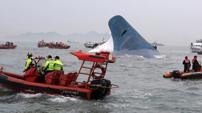 Tìm thấy thi thể cậu bé gọi cứu đầu tiên trên phà Sewol Tìm thấy thi thể cậu bé gọi cứu đầu tiên trên phà Sewol