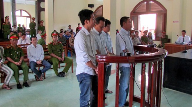 Điều tra lại vụ 5 công an dùng nhục hình gây chết người 4 bị cáo được tại ngoại, bị cáo Thảo Thành (ngồi sau) chịu hậu quả nặng nề nhất