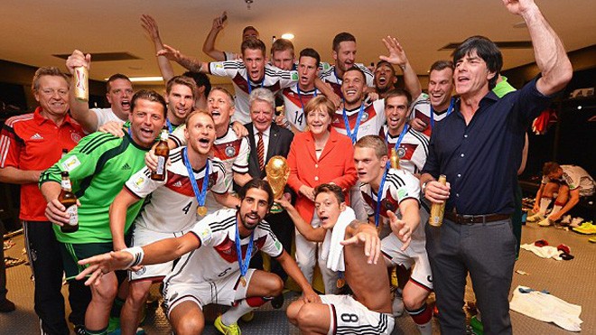 Thủ tướng Merkel mang may mắn cho tuyển Đức Thủ tướng Merkel chung vui cùng các tuyển thủ.