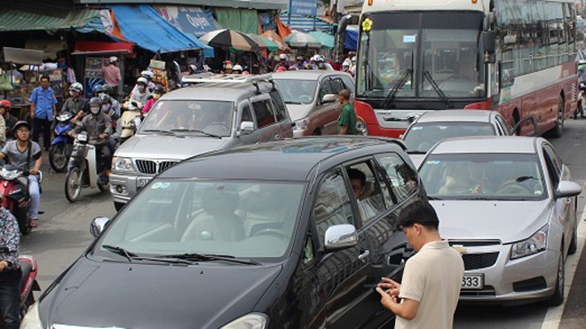 Xe khách gây tai nạn liên hoàn, 3 ô tô hư hỏng Hiện trường vụ tai nạn