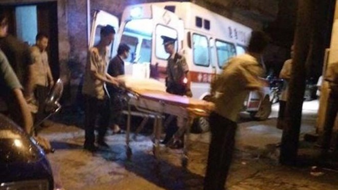Đề nghị Trung Quốc điều tra vụ 5 phụ nữ Việt bị tấn công Cảnh sát đưa các nạn nhân đi cấp cứu.