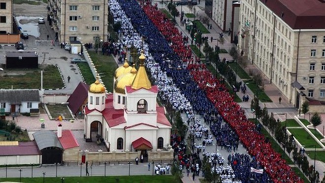 Hơn 100.000 người diễu hành mừng sinh nhật Tổng thống Putin Hơn 100.000 người diễu hành mừng sinh nhật Tổng thống Putin