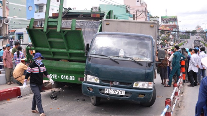 Xe rác “đại náo” trên cầu, nghiền nát 4 xe máy Xe rác “đại náo” trên cầu, nghiền nát 4 xe máy