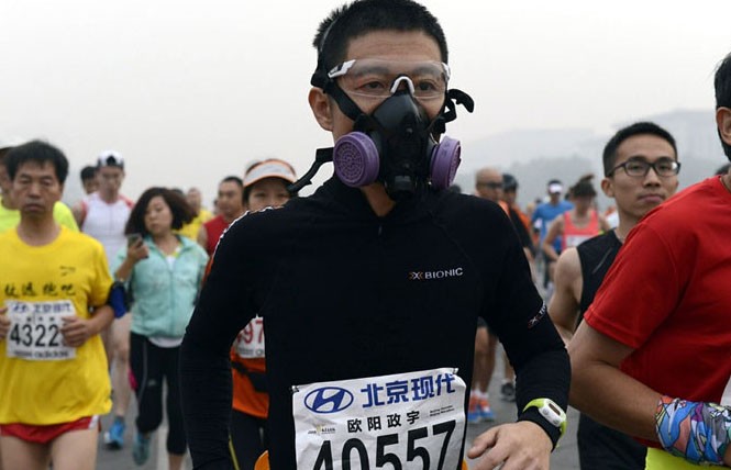 Trung Quốc ô nhiễm không khí nặng, VĐV marathon phải đeo mặt nạ Trung Quốc ô nhiễm không khí nặng, VĐV marathon phải đeo mặt nạ