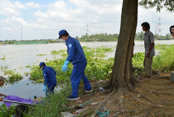 Hãi hùng phát hiện thi thể bé gái trôi sông Nạn nhân được đưa về nhà xác