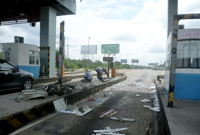 Xe khách tông sập trạm thu phí, hàng chục khách hoảng loạn Nhân viên trạm thu phí đang thu dọn hiện trường vụ tai nạn.