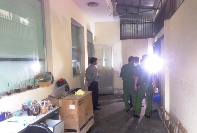 Trộm đột nhập chi nhánh ngân hàng, lấy một két sắt Công an khám nghiệm hiện trường. Ảnh Việt Văn