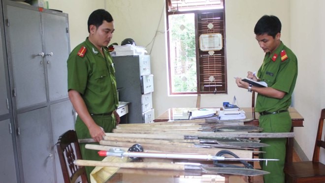 Đi đánh nhau, hàng chục côn đồ đập phá... nhầm nhà dân Cảnh sát thu giữ hung khí