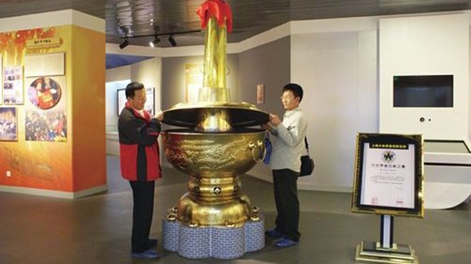 Nồi lẩu “khủng” bằng đồng cao 2,36m Chiếc nồi được đặt trong một bảo tàng