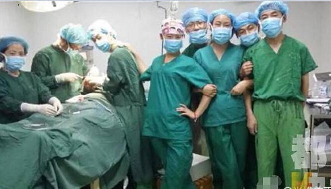 Nhóm bác sỹ bị phạt vì chụp ảnh “tự sướng” bên bàn mổ Nhóm bác sỹ bị phạt vì chụp ảnh “tự sướng” bên bàn mổ