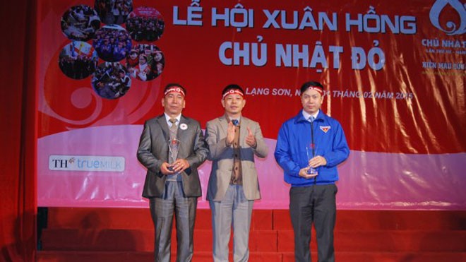 Sôi nổi 'Chủ nhật đỏ' ở biên giới Lạng Sơn. Sôi nổi 'Chủ nhật đỏ' ở biên giới Lạng Sơn.