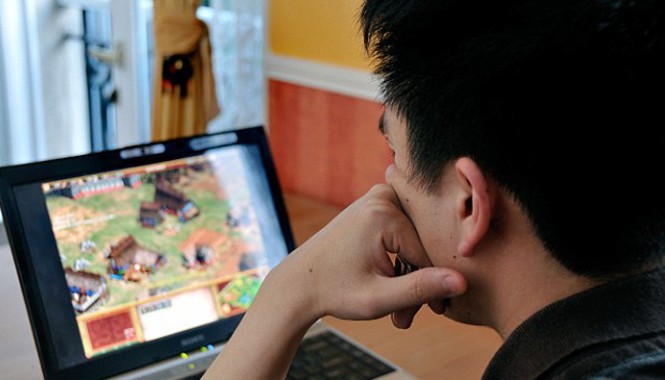 Nam sinh Trung Quốc tự chặt tay để cai game (Ảnh minh họa)