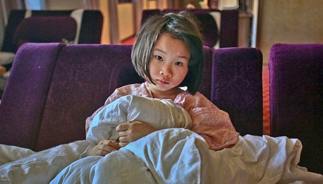 Quên ví, ông gán nợ cháu gái cho tiệm spa Bé Siyao. Ảnh: Dailymail