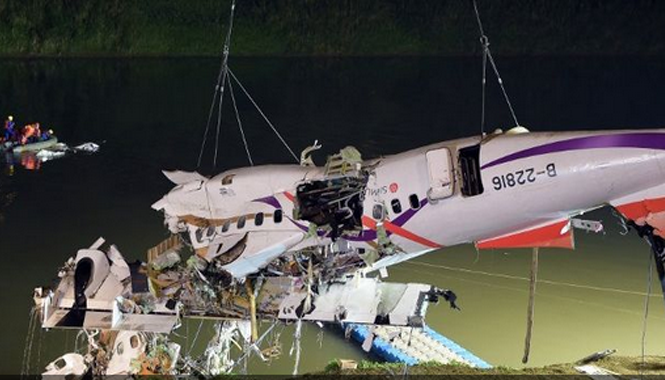 TransAsia bồi thường gia đình nạn nhân vụ máy bay rơi Một phần máy bay được trục vớt. Ảnh: Channel News Asia