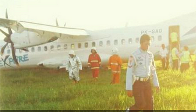Máy bay Indonesia trượt khỏi đường băng khi hạ cánh Hiện trường máy bay gặp sự cố. Ảnh: Channel News Asia