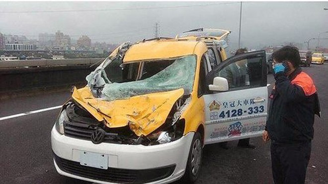 Tài xế taxi kể về giây phút hãi hùng bị máy bay quẹt trúng Chiếc taxi bị máy bay quét trúng. Ảnh: Focus Taiwan