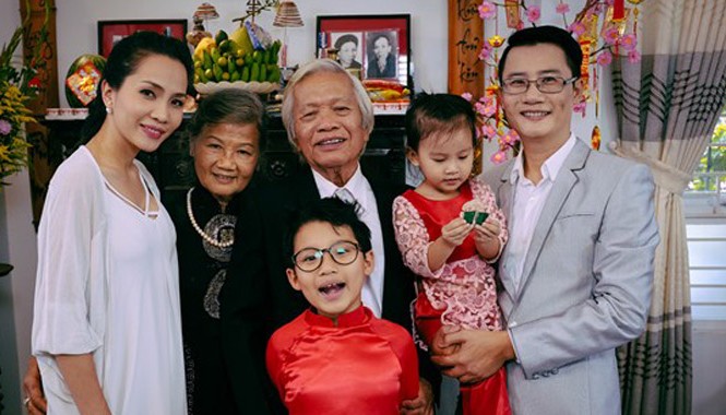 Hoàng Bách đưa cả gia đình vào MV xúc động dịp Tết Hoàng Bách đưa cả gia đình vào MV xúc động dịp Tết