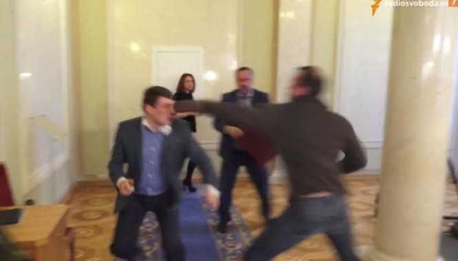 Hai nghị sỹ Ukraine đánh nhau chảy máu mặt tại đại sảnh Quốc hội Hai nghị sỹ đánh nhau ngay tại đại sảnh Quốc hội. Ảnh: NyDaily News