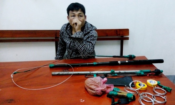 Cẩu tặc bị bắt giữ khi đang hành nghề Đối tượng Hoàng Văn Hoàn cùng tang vật tại cơ quan công an.