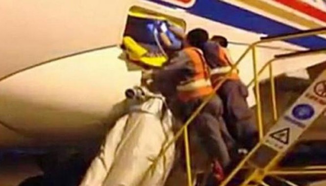 Hành khách đối mặt 10 năm tù vì mở cửa thoát hiểm máy bay Một hành khách Trung Quốc mở cửa thoát hiểm, kích hoạt phao trượt khẩn cấp trên một chuyến bay của hãng China Eastern vào tháng 12/2014. Ảnh: Straits Times