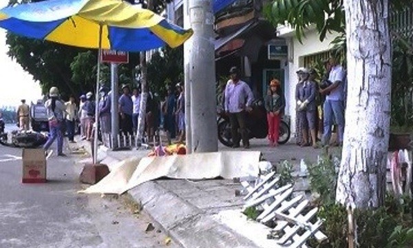 Lao xe máy lên vỉa hè, 2 mẹ con chết thương tâm Vụ tai nạn thương tâm trên đường Lê Văn Hiến (Ngũ Hành Sơn) chiều 16-5.
