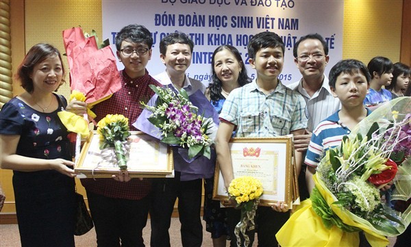 Đêm ra sân bay đón đoàn học sinh đạt giải Intel ISEF 2015 Các em chụp ảnh bên người thân.