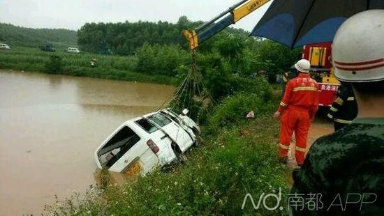 Xe chở trẻ mẫu giáo lao xuống ao, 23 em thương vong Lực lượng cứu hộ có mặt tại hiện trường. Ảnh: Sina
