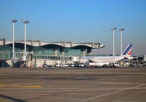 Dọa có bom ở phi trường để hoãn chuyến bay của bạn gái Sân bay Bordeaux-Mérignac.