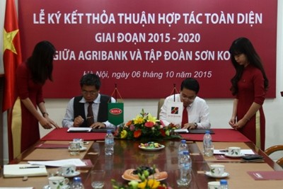 Agribank ký hợp tác toàn diện với Tập đoàn sơn Kova Ông Nguyễn Tuấn Anh – Phó TGĐ Agribank (phải)
và ông Ngô Sỹ Quang – TGĐ tập đoàn SKV đại diện hai đơn vị ký kết thỏa thuận hợp tác toàn diện.
