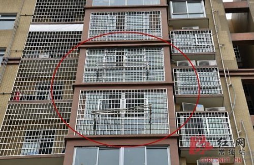 Bé trai 3 tuổi sống sót kỳ diệu khi rơi từ tầng 8 Bé trai 3 tuổi sống sót kỳ diệu khi rơi từ tầng 8