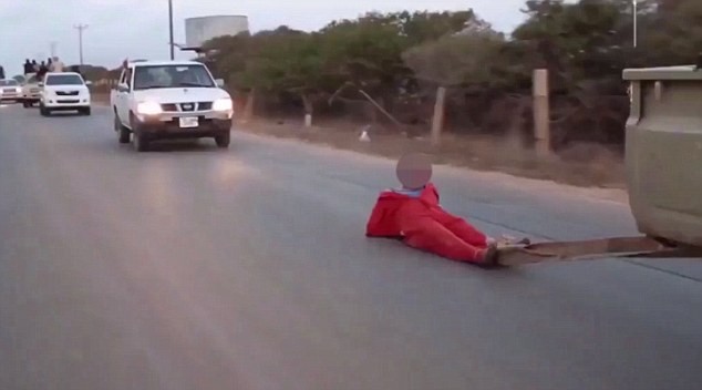 Hãi hùng IS kéo lê “gián điệp” trên đường đến chết Nạn nhân phải chịu hình phạt ghê rợn.