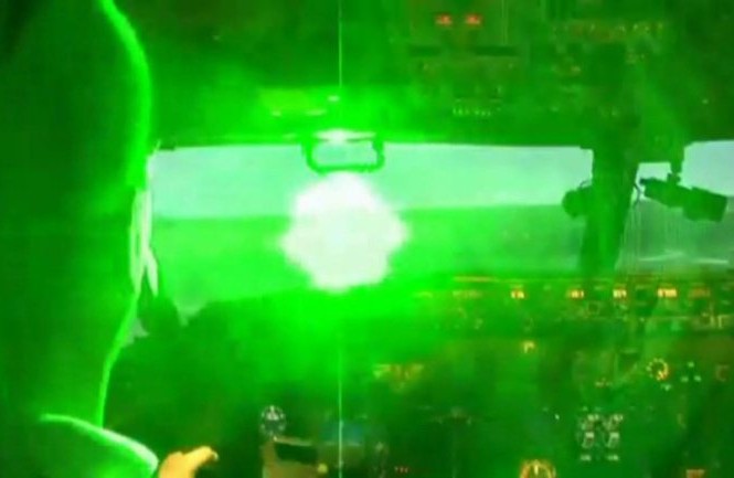 Phi công Mỹ nhập viện vì bị chiếu tia laser Ảnh minh họa