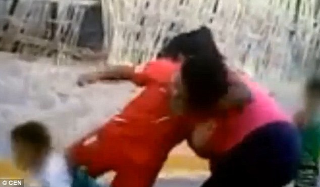 Sốc cảnh mẹ ép con trai đánh trẻ khác Hành động của bà mẹ khiến nhiều người phẫn nộ.