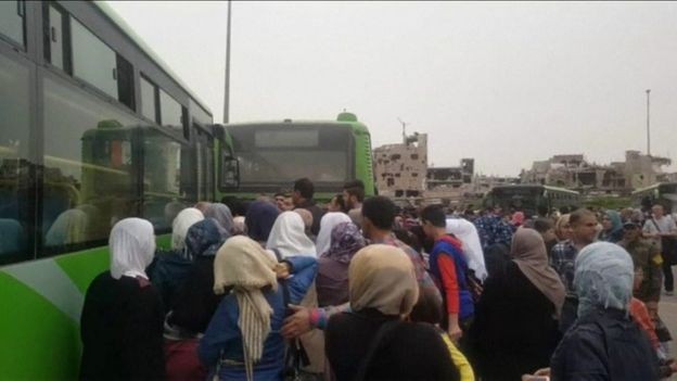 IS giết hại 21 người Cơ đốc giáo tại Syria Các chuyến xe của chính phủ Syria đưa cư dân trở lại al-Qaryatain. Ảnh: BBC