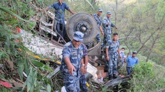 Xe buýt lăn 200m xuống đồi, 12 người thiệt mạng Một vụ tai nạn xe buýt tại Nepal.