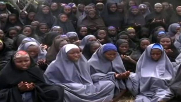 Lộ video chứng minh phiến quân Hồi giáo bắt cóc các nữ sinh Boko Haram đăng tải video có hình ảnh của các nữ sinh ngay sau vụ bắt cóc hồi năm 2014. Ảnh: BBC