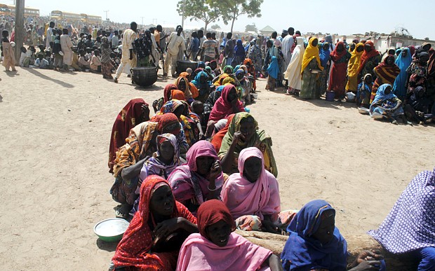 Hai phụ nữ đánh bom đẫm máu trại tị nạn Những người tị nạn tại Nigeria. Ảnh: Telegraph