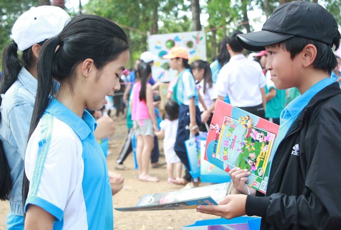 Trẻ em huyện biên giới Bù Đốp đón niềm vui trong ngày hội Kết nối tình nguyện Trẻ em huyện biên giới Bù Đốp đón niềm vui trong ngày hội Kết nối tình nguyện