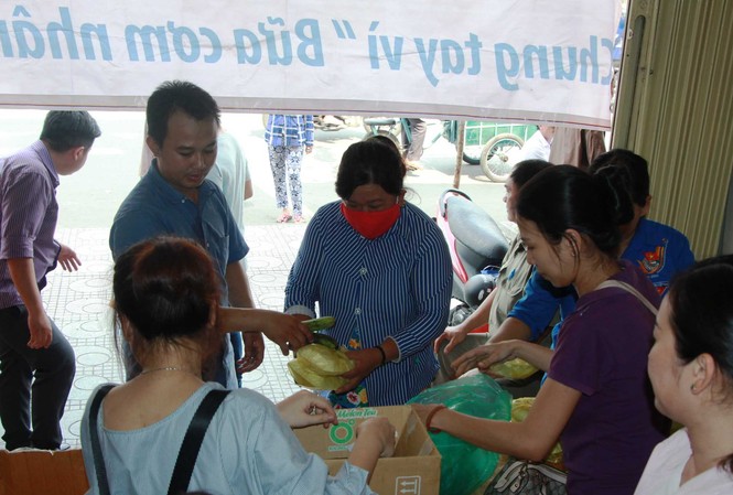 Tặng 500 phần cơm nghĩa tình đến người nghèo Tặng 500 phần cơm nghĩa tình đến người nghèo