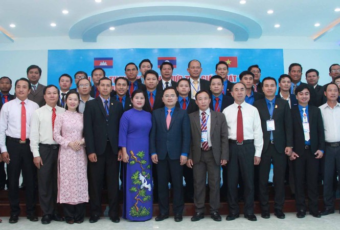 Khai mạc Diễn đàn Thanh niên Khu vực tam giác phát triển CLV lần thứ VII Lãnh đạo tỉnh Bình Phước và đại biểu thanh niên 3 nước chụp ảnh lưu niệm tại lễ khai mạc Diễn đàn