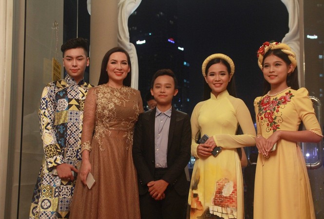 Phi Nhung đưa các con nuôi lên thảm đỏ giải Mai Vàng Phi Nhung đưa các con nuôi lên thảm đỏ giải Mai Vàng