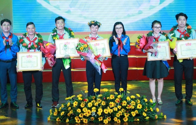 Trao giải 'Olympic Cánh Én' 2018 cho thầy cô Phụ trách Đội giỏi TPHCM Trao giải 'Olympic Cánh Én' 2018 cho thầy cô Phụ trách Đội giỏi TPHCM