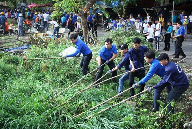 Bạn trẻ chung tay làm đẹp khu phố ngày Chủ nhật xanh Bạn trẻ chung tay làm đẹp khu phố ngày Chủ nhật xanh