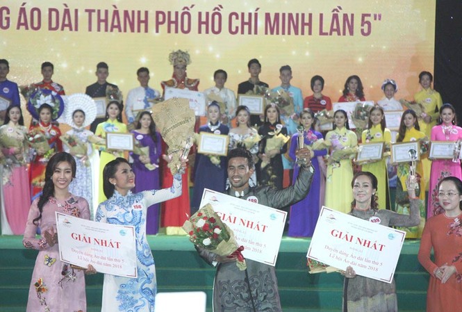 3 thế hệ cùng trình diễn tại chung kết 'Duyên dáng áo dài TPHCM' 3 thế hệ cùng trình diễn tại chung kết 'Duyên dáng áo dài TPHCM'