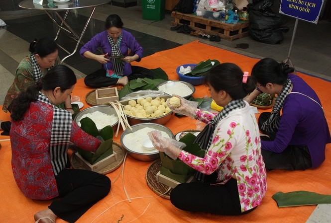 Thi gói bánh chưng dâng lên Quốc tổ Hùng Vương Thi gói bánh chưng dâng lên Quốc tổ Hùng Vương