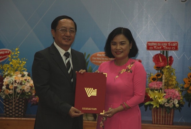 PGS.TS Ngô Thị Phương Lan nhậm chức hiệu trưởng Giám đốc ĐHQG TPHCM Huỳnh Thành Đạt trao Quyết định bổ nhiệm PGS.TS Ngô Thị Phương Lan giữ chức Hiệu trưởng Trường ĐH KHXH&NV