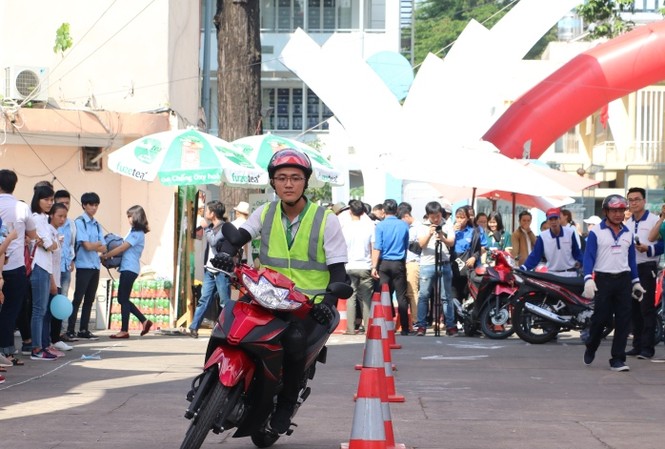 Sôi nổi ngày hội An toàn giao thông cho bạn trẻ Sôi nổi ngày hội An toàn giao thông cho bạn trẻ